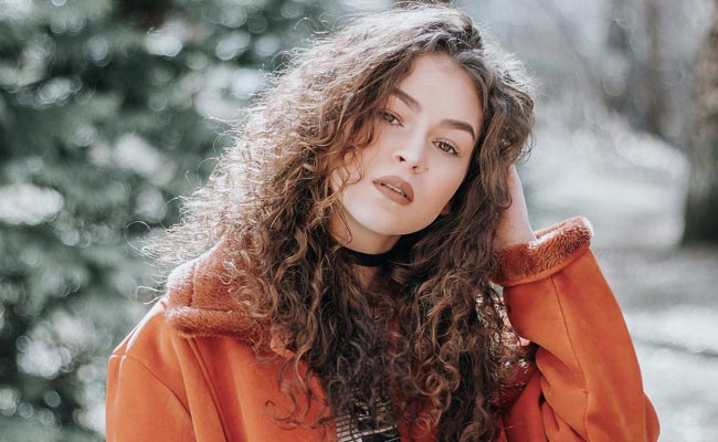 How To Curl Hair At Home: 5 No-Heat Methods To Style Your Hair