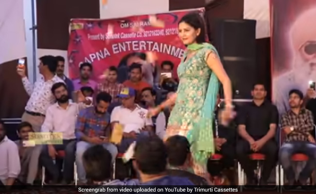 Sapna Choudhary Video: सपना चौधरी ने स्टेज पर किया जोरदार डांस, दर्शक उड़ाने लगे नोट- देखें Video