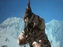 ITBP जवान ने कोरोना वॉरियर्स को समर्पित किया 'रख हौसला, हिम्मत ना हार' गीत, देखिए VIDEO ITBP जवान ने कोरोना वॉरियर्स को समर्पित किया 'रख हौसला, हिम्मत ना हार' गीत, देखिए VIDEO
