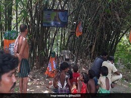 पेड़ पर लगी LED स्क्रीन पर अमित शाह को सुन रहे लोगों की तस्वीर को लेकर ट्विटर पर फूटा गुस्सा, यूज़र्स बोले - 'PM केयर फंड...' पेड़ पर लगी LED स्क्रीन पर अमित शाह को सुन रहे लोगों की तस्वीर को लेकर ट्विटर पर फूटा गुस्सा, यूज़र्स बोले - 'PM केयर फंड...'