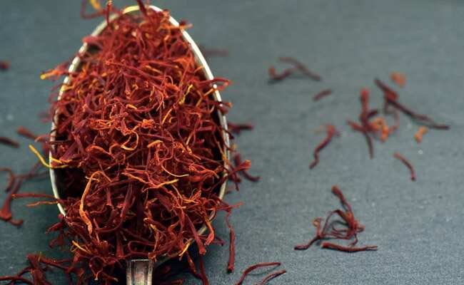 Saffron Water Benefits: महिलाओं की इन 5 समस्याओं को जल्द दूर करने के लिए कारगर है केसर का पानी, इस तरीके से बनाएं