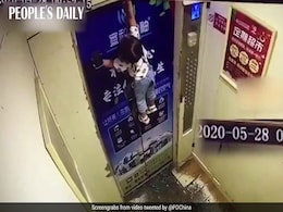चलती लिफ्ट में दरवाजे में फंस गया बच्ची का बेल्ट, हवा में लटकी रही और फिर... देखें CCTV Video चलती लिफ्ट में दरवाजे में फंस गया बच्ची का बेल्ट, हवा में लटकी रही और फिर... देखें CCTV Video