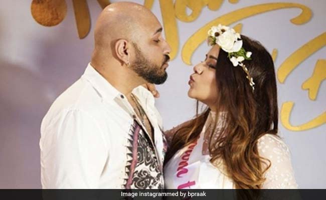 'तेरी मिट्टी' गाने के सिंगर बी प्राक जल्द बनने वाले हैं पिता, पत्नी संग शेयर की ये खूबसूरत Pic 'तेरी मिट्टी' गाने के सिंगर बी प्राक जल्द बनने वाले हैं पिता, पत्नी संग शेयर की ये खूबसूरत Pic