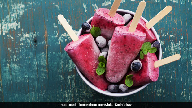 Looking For A Healthy Summer Treat? Try These No-Sugar Jamun Mint Popsicles!