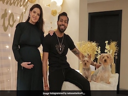 Natasa Stankovic के बेबी शॉवर की Photo हुई वायरल, हार्दिक पांड्या संग पोज देती आईं नजर Natasa Stankovic के बेबी शॉवर की Photo हुई वायरल, हार्दिक पांड्या संग पोज देती आईं नजर