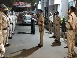 कोरोना से जंग लड़ रहे दिल्ली पुलिस के कर्मचारियों का इस अंदाज में हौसला बढ़ा रहे हैं पुलिस कमिश्नर, देखें Video कोरोना से जंग लड़ रहे दिल्ली पुलिस के कर्मचारियों का इस अंदाज में हौसला बढ़ा रहे हैं पुलिस कमिश्नर, देखें Video