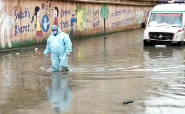 यूपी के कई शहरों में भारी बारिश, सड़कों पर जलजमाव से जूझ रहे हैं कोरोना वॉरियर्स