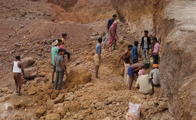 मध्य प्रदेश: मिट्टी खदान धसकने से 5 मजदूरों की मौत, 6 घायल, 10 ग्रामीणों के अंदर फंसे होने की खबर