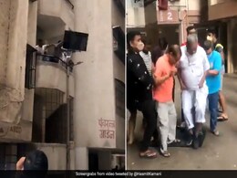 गुस्से ने शख्स ने घर की बालकनी से फेंका चीन का टीवी, लोग बोले- Go China Go - देखें Viral Video गुस्से ने शख्स ने घर की बालकनी से फेंका चीन का टीवी, लोग बोले- Go China Go - देखें Viral Video