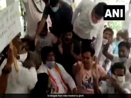 छत्तीसगढ़ : कांग्रेस विधायक के प्रदर्शन में सोशल डिस्टेंसिंग की उड़ी धज्जियां, देखिए VIDEO छत्तीसगढ़ : कांग्रेस विधायक के प्रदर्शन में सोशल डिस्टेंसिंग की उड़ी धज्जियां, देखिए VIDEO