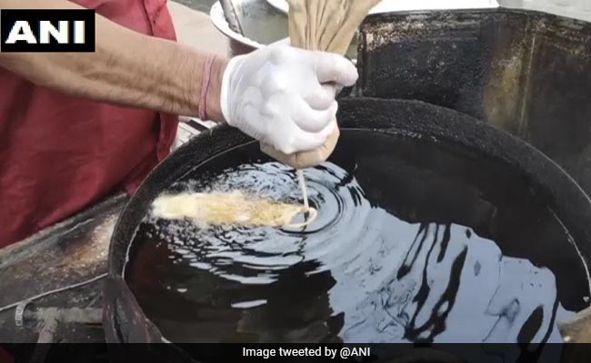 मुरादाबाद में बनने लगीं जलेबियां, खुल गई दुकानें, पढ़ें-दुकानदार ने क्या कहा