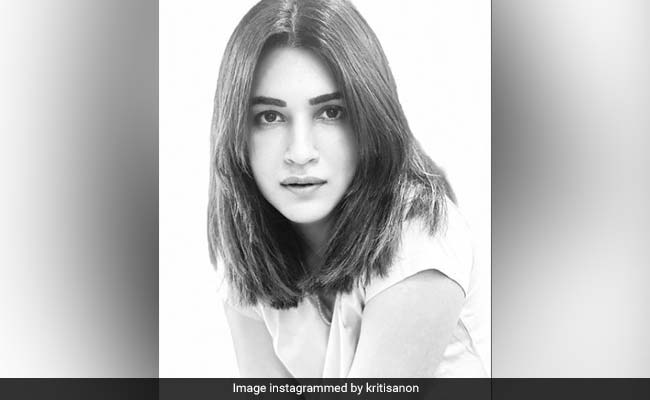 Kriti Sanon, Who Was At Sushant Singh Rajput's Funeral, Had Media "Banging On Car Window"