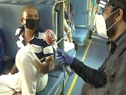 ट्रेनें चालू होते ही सिर्फ टिकट लिए लाइन में खड़े नजर आए प्रवासी मजदूर ट्रेनें चालू होते ही सिर्फ टिकट लिए लाइन में खड़े नजर आए प्रवासी मजदूर
