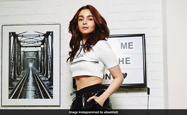 अंदर से कुछ ऐसा दिखता है आलिया भट्ट का घर, लिया है 'खुद के पैसों से,  Photos देख आप भी कहेंगे Wow