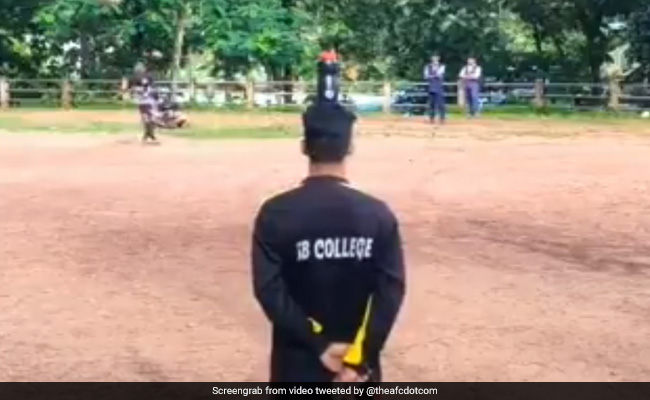 भारतीय लड़के ने 'Free-Kick' से साथी खिलाड़ी के सिर पर रखे बोतल को यूं गिराया, Viral Video देख आप भी रह जाएंगे हैरान