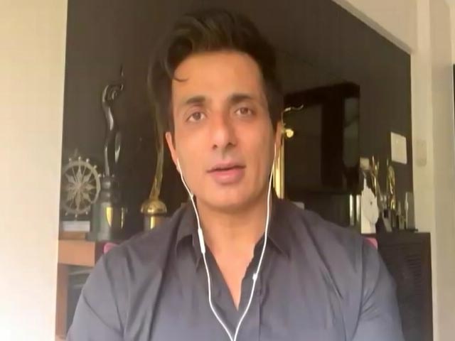 सोनू सूद ने NEET-JEE परीक्षाओं को टालने को लेकर कर किया ट्वीट, PMO से की यह अपील