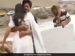 शाहरुख खान शूटिंग के दौरान कैटरीना कैफ को छोड़ने को नहीं थे तैयार, अब वायरल हुआ Video शाहरुख खान शूटिंग के दौरान कैटरीना कैफ को छोड़ने को नहीं थे तैयार, अब वायरल हुआ Video