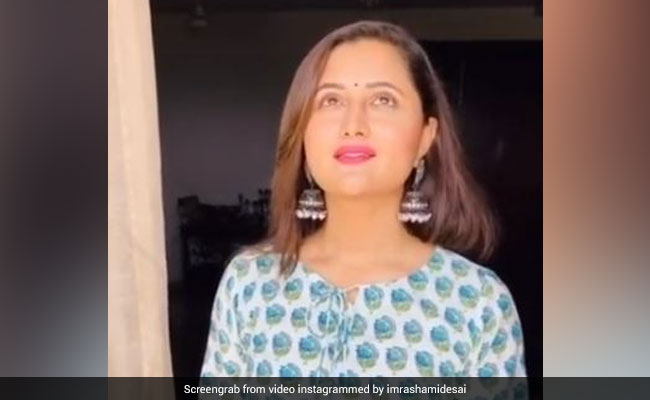 रश्मि देसाई सूर्य ग्रहण देखने की कर रही थीं कोशिश तो मम्मी से पड़ी जोर की डांट- देखें Video