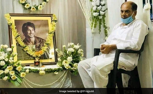 सुशांत सिंह राजपूत की तस्वीर के पास बैठे नजर आए उनके पिता, खूब वायरल हो रही है Photo