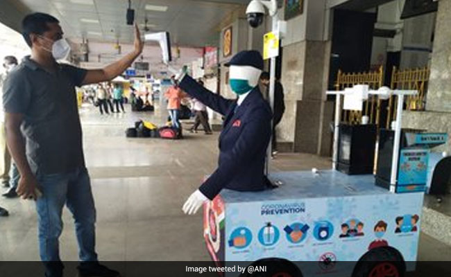 कोरोनावायरस: RPF ने यात्रियों की स्क्रीनिंग के लिये रोबोट तैनात किया