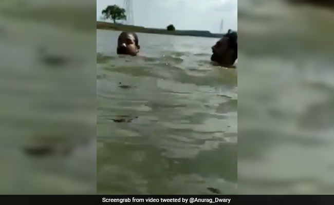 नहाते वक्त मगरमच्छ ने कर दिया Attack, शख्स ने जान पर खेलकर दोस्त को बचाया.. देखें Viral Video