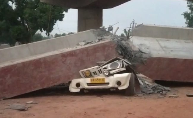 उत्तर प्रदेश के एटा में निर्माणाधीन फ्लाईओवर का हिस्सा गिरा, दो लोगों की मौत