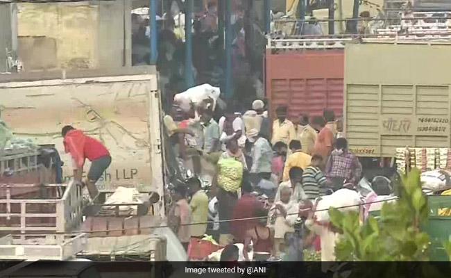 दिल्ली की आज़ादपुर मंडी में उड़ रही हैं सोशल डिस्टैंसिंग की धज्जियां, भारी भीड़ और ट्रैफिक देखने को मिला