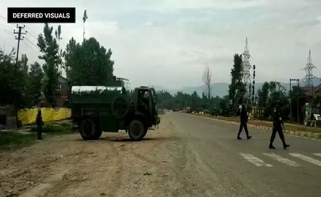 जम्मू-कश्मीर के कुलगाम में मुठभेड़ में हिज्बुल के दो आतंकी ढेर, जवान घायल