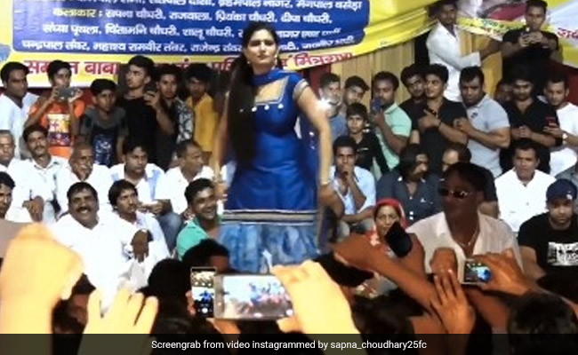 सपना चौधरी ने स्टेज पर तूफानी डांस से मचाया धमाल, दर्शक भी लगे झूमने- देखें Video