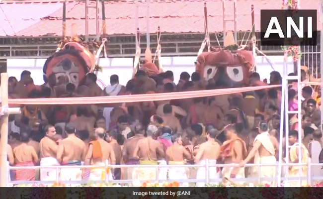 पुरी के जगन्नाथ मंदिर में देवस्नान के दौरान सोशल डिस्टेंसिंग की उड़ी धज्जियां, पुजारियों ने मास्क भी नहीं पहना - देखें VIDEO