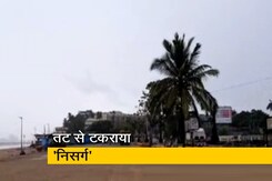 मुंबई: टकराया 'निसर्ग', कुछ जगहों पर पेड़ उखड़कर सड़क पर गिरे मुंबई: टकराया 'निसर्ग', कुछ जगहों पर पेड़ उखड़कर सड़क पर गिरे