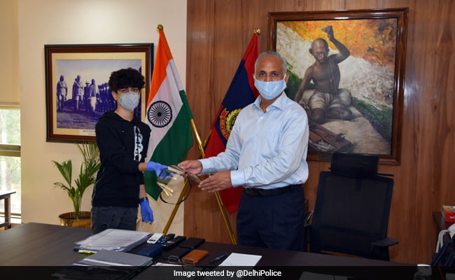 COVID-19: 3D प्रिंटर की मदद से 10वीं के छात्र ने दिल्ली पुलिस के लिए बनाएं 100 फेस शील्ड, कही ये बात