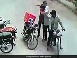 लुटेरों ने डिलीवरी ब्वाय से छीना खाना तो फूट-फूटकर रोने लगा 'कोरोना वॉरियर', लगाया गले और फिर... देखें Video लुटेरों ने डिलीवरी ब्वाय से छीना खाना तो फूट-फूटकर रोने लगा 'कोरोना वॉरियर', लगाया गले और फिर... देखें Video