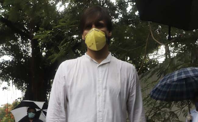 After Sushant Singh Rajput's Funeral, Vivek Oberoi Tells Bollywood To "B***h Less, Care More"