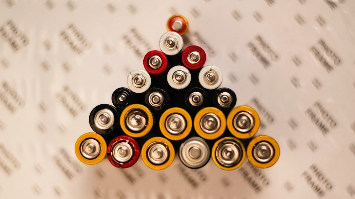 Scientists Say Cell Phone in Your Pocket Could Charge Smartwatch On Wrist Wirelessly