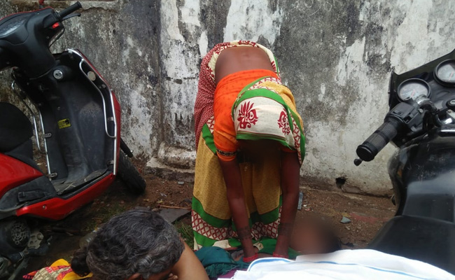 छत्तीसगढ़ : मेडिकल कॉलेज के बाहर महिला ने दिया बच्चे को जन्म, अस्पताल कर्मचारियों पर लगाए ये आरोप