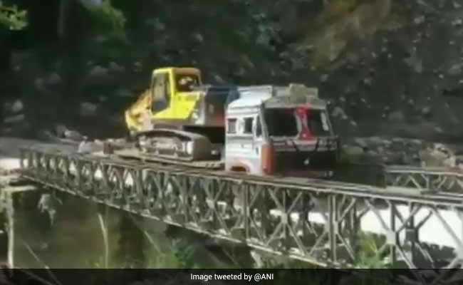 उत्तराखंड : चीन सीमा को जोड़ने वाली सड़क का पुल टूटा, नदी में गिरी ट्रक पर लदी पोकलैंड मशीन