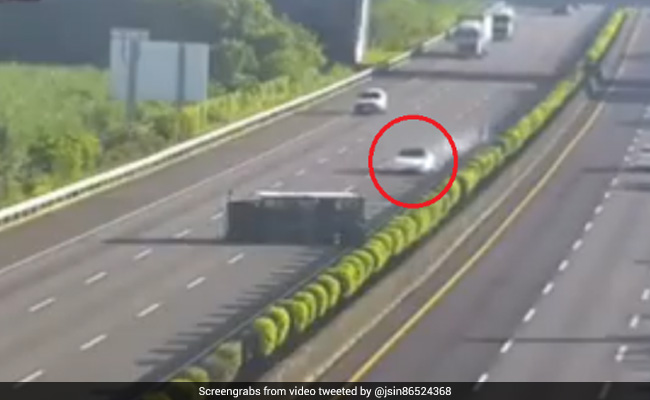 बिना ड्राइवर के तेज रफ्तार में हाईवे पर दौड़ी कार, ट्रक में ऐसे आ घुसी... देखें CCTV Video