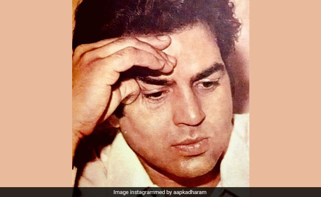 "<i>Kabhi Kabhi Sochta Hoon</i>": Dharmendra's Throwback Pic Is Winning The Internet