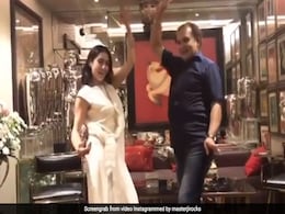 सारा अली खान ने अपने मास्टर जी के साथ 'सात समुंदर पार' पर किया डांस, खूब देखा जा रहा है Video सारा अली खान ने अपने मास्टर जी के साथ 'सात समुंदर पार' पर किया डांस, खूब देखा जा रहा है Video