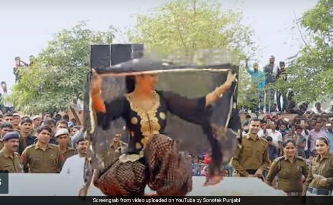 Sapna Choudhary ने घूंघट ओढ़ स्टेज पर किया धमाकेदार डांस, 69 लाख से ज्यादा बार देखा गया Video