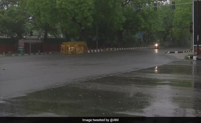 Light Rains In Delhi, Humidity Levels Shoot Up