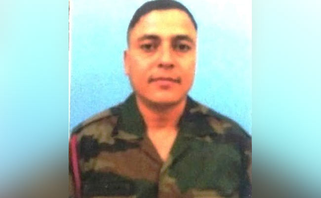 जम्मू-कश्मीर : नौशेरा सेक्टर में पाकिस्तान की ओर से की गई फायरिंग का जवाब दे रहे एक जवान ने गंवाई जान