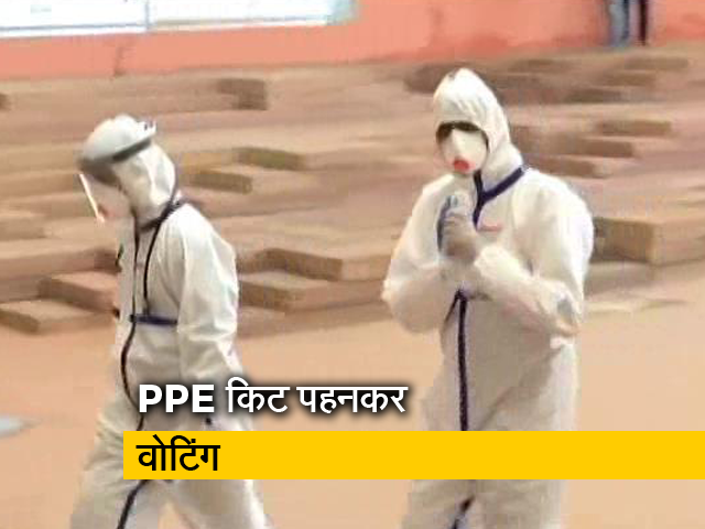 कोरोना से संक्रमित कांग्रेस विधायक ने PPE किट पहनकर लिया मतदान में हिस्सा