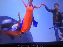 गुंडों की कार से हिरोइन को खींच लिया निरहुआ ने, फिर साइकिल पर बैठाकर यूं हुए रफ्फू चक्कर- देखें Video गुंडों की कार से हिरोइन को खींच लिया निरहुआ ने, फिर साइकिल पर बैठाकर यूं हुए रफ्फू चक्कर- देखें Video