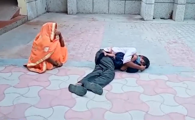 Parents Cling To Baby's Body And Weep In UP Hospital, Blame Doctors