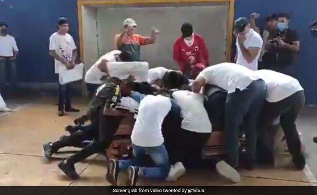 जान गंवा चुके दोस्त से पहले मरवाया 'गोल', फिर ताबूत से लिपटकर दी श्रद्धांजलि, Video देख आंखें हुई नम