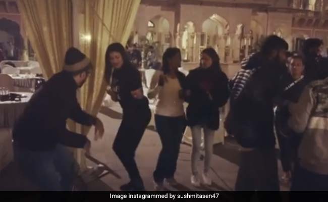 When Sushmita Sen Danced With The Crew Of <I>Aarya</I> After Pack Up