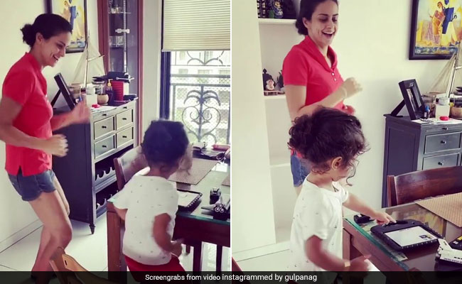 गाना सुनते ही कमर मटकाने लगा बॉलीवुड एक्ट्रेस का बेटा, मां ने भी ऐसे दिया साथ... देखें Video