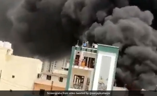 गाजियाबाद की केमिकल फैक्ट्री में लगी भीषण आग, दमकल की 10 गाड़ियां मौके पर